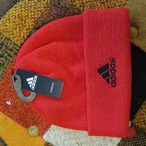 ADIDAS TEAM ISSUE FOLD BEANIE. MEN/RED